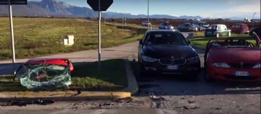 SCONTRO ALL’INCROCIO TRA TRE AUTO: CINQUE FERITI, UNO GRAVISSIMO 